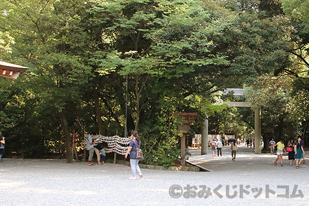 熱田神宮 おみくじ結ぶ場所（水占いの場所）の様子