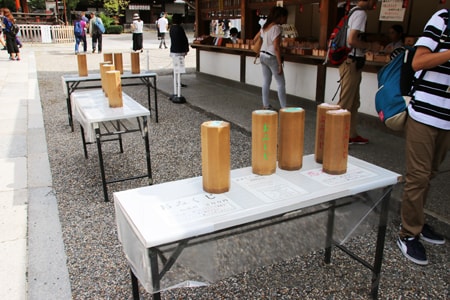 八坂神社 おみくじ筒が置かれている様子