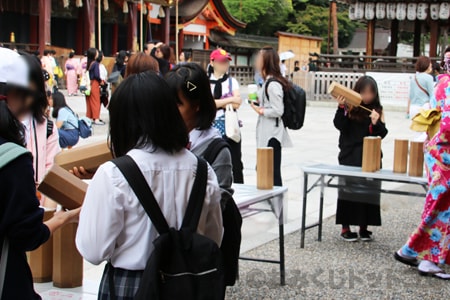 八坂神社 おみくじを引いている人たちの様子