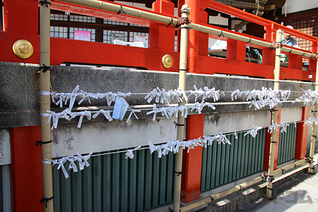 門戸厄神 おみくじ結ぶ場所（おみくじ掛け）の様子