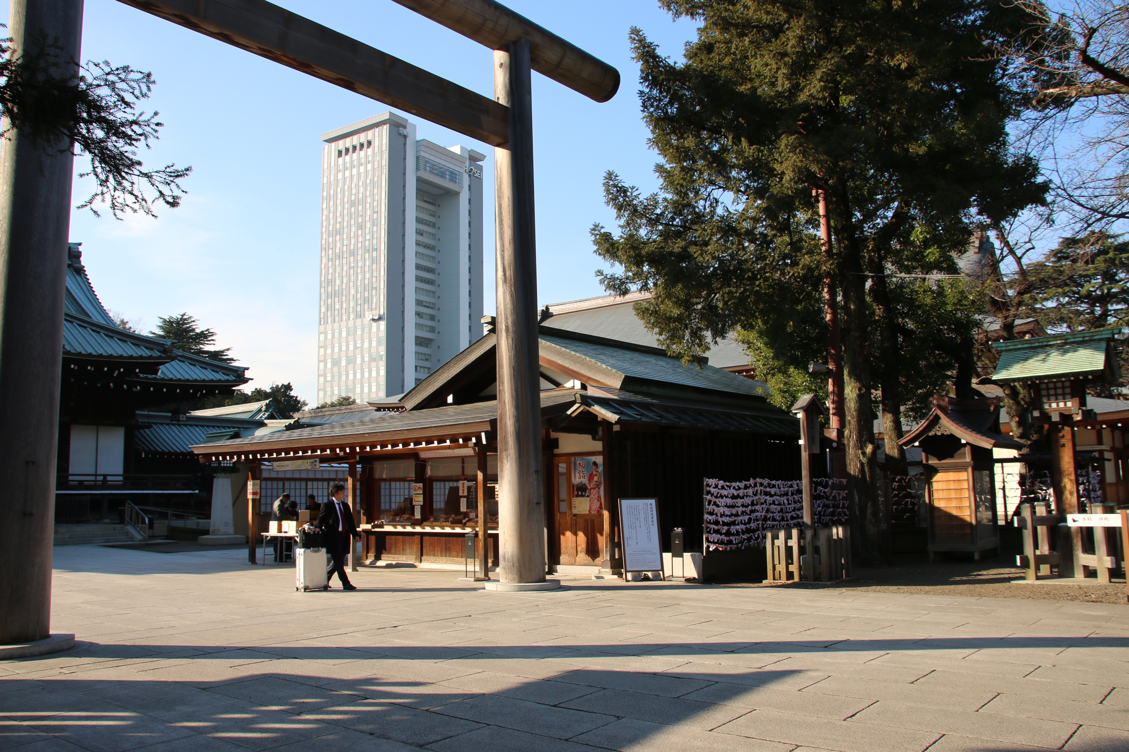 靖国神社 おみくじを結ぶ場所 授与所すぐ