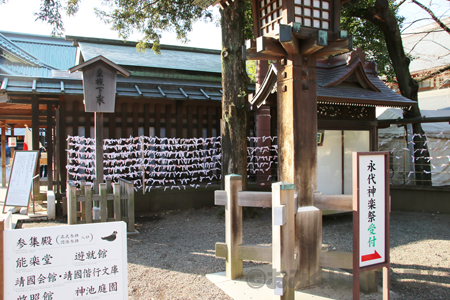 靖国神社 おみくじ掛けの様子