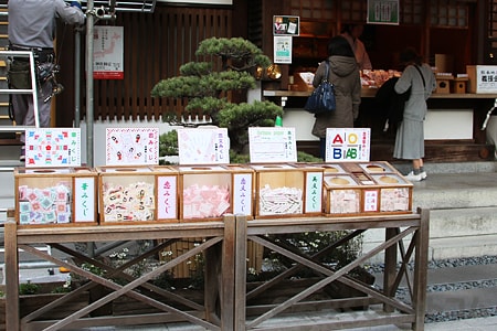 東京大神宮 おみくじ台 華みくじ・恋文みくじなど複数設置