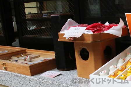 赤坂氷川神社 おみくじ引くところ（社務所受付）とおみくじ筒の様子