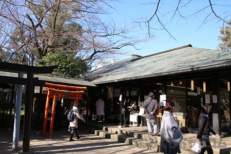 愛宕神社 おみくじ引ける社務所の様子