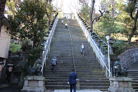 愛宕神社 出世の石段 登りの様子