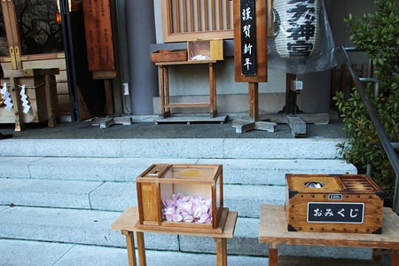 芝大神宮 本殿右側のおみくじ台3台の様子