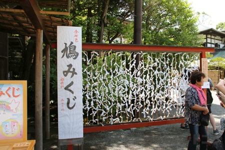 鶴岡八幡宮 鳩みくじ引ける場所とおみくじ掛けの様子